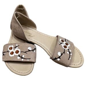 MADELINE Stuart Floral Embroidery Flats, Size 7.5